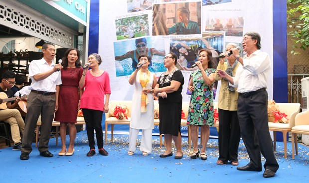 Các nhân vật bộ ảnh Ước mơ luôn xanh đồng ca bài hát Mỗi ngày tôi chọn một niềm vui.