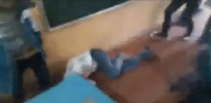 Nam sinh nằm gục trên bục giảng.