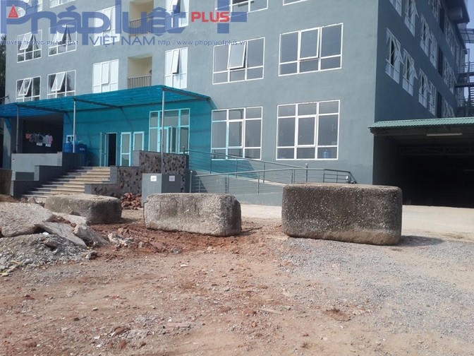 Đường vào tòa nhà bị chắn ngang.