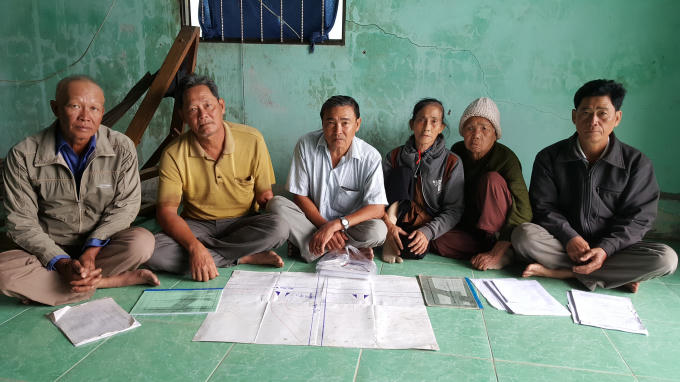 Những người dân xã Vĩnh Phú Đông kiên trì khiếu nại việc đền bù tại dự án Quản lộ Phụng Hiệp