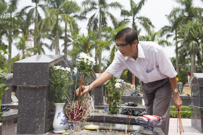 Dâng hương cho thân nhân mình.