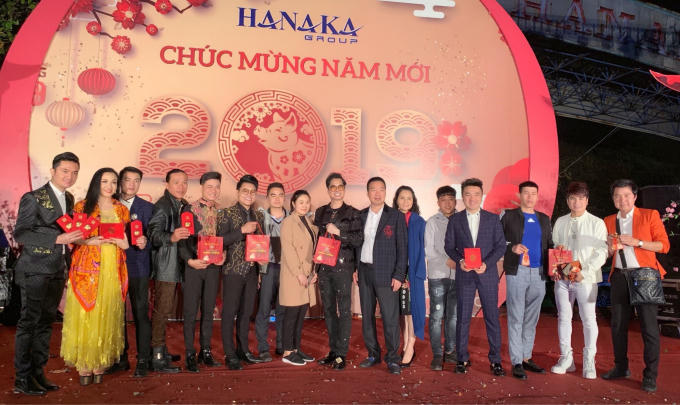 “Giáo sư âm nhạc” tự tay đi mua rất nhiều vàng với giá trị lên tới cả trăm triệu.