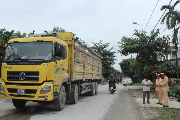 Dù có biển xe tải trọng 10 tấn nhưng những xe tải lớn vẫn ngang nhiên vi phạm.