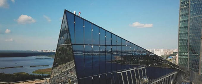 Công trình được bao phủ bởi 16.500 tấm kính được trang bị cửa chớp tự động và van được thiết kế để giảm thất thoát nhiệt. Đây là 1 trong các biện pháp giúp cho Trung tâm Lakhta là 1 tòa nhà thân thiện với môi trường, bên cạnh việc lọc và tái sử dụng nước.