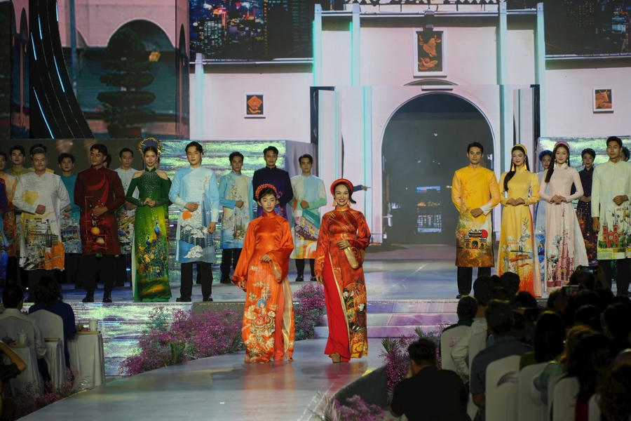 Lễ hội là dịp để tôn vinh bảo tồn và phát huy giá trị văn hóa truyền thống của áo dài Việt Nam.