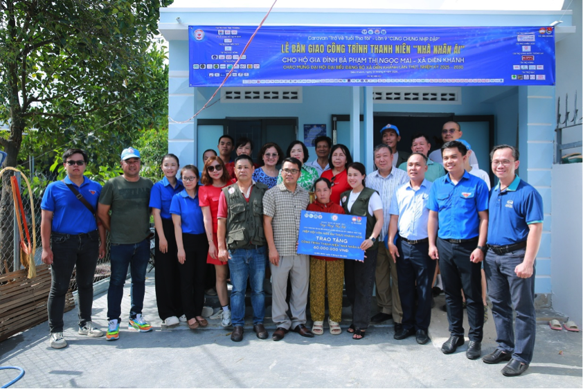 Đoàn caravan trao tặng nhà tình thương cho bà Phạm Thị Ngọc Mai, xã Diên Khánh.
			
				
					
						
					
					
						Đoàn caravan trao tặng nhà tình thương cho ông Nguyễn Tấn, xã Diên Khánh.
					
				
			
			Đoàn caravan trao tặng nhà tình thương cho ông Nguyễn Tấn, xã Diên Khánh.
