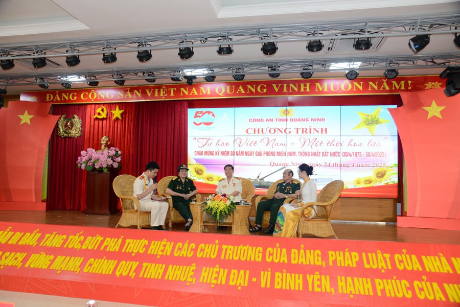 Các cựu chiến binh ôn lại những câu chuyện khi tham gia chiến trường.