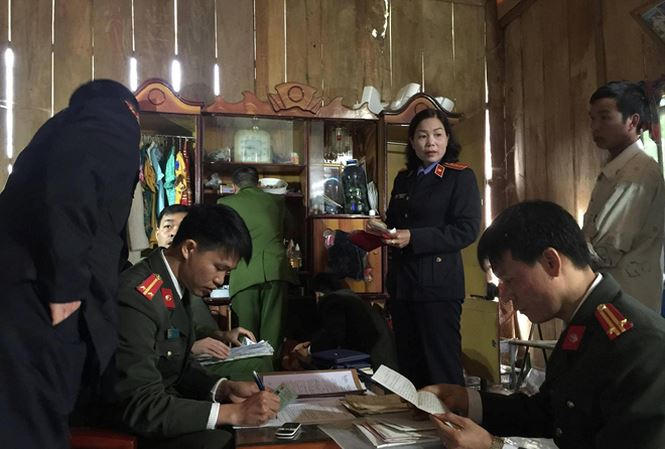 Công an khám nhà Đèo Văn Ban, tháng 11/2017.