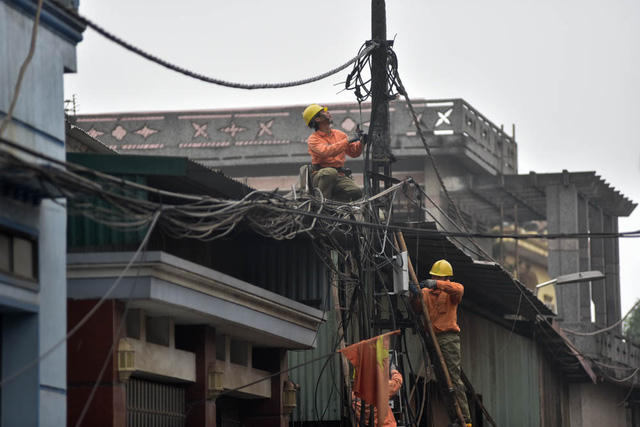 Nhiều cột điện gãy đổ sau vụ nổ. Trong cả ngày 4/1, thợ điện hối hả khôi phục để sớm cấp điện trở lại cho người dân.