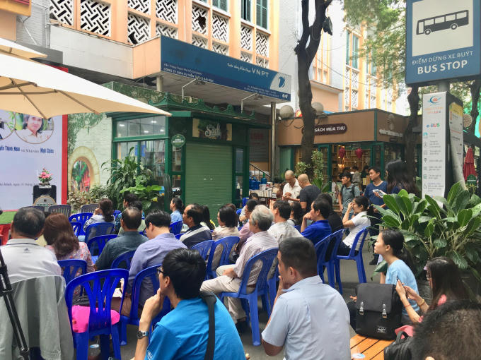 Buổi giới thiệu hai tác phẩm truyện dịch thu hút đông đảo bạn đọc quan tâm .