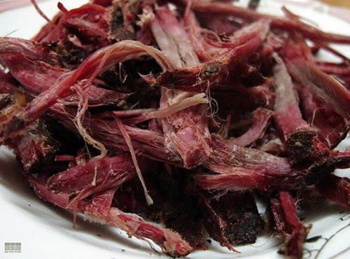 Chỉ khi bóc thịt ra dùng mới phân biết được đâu là thịt giả đâu là thật. (Ảnh internet)