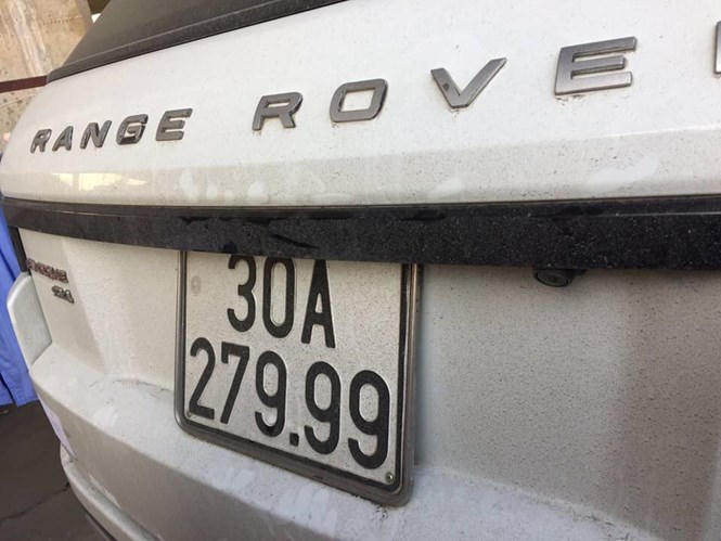 Chiếc xe Range Rover, biển kiểm soát 30A - 279.99 do Phạm Thế Duy (SN 1980, ở Quảng Ninh) gây tai nạn rồi bỏ trốn bị công an thu giữ.