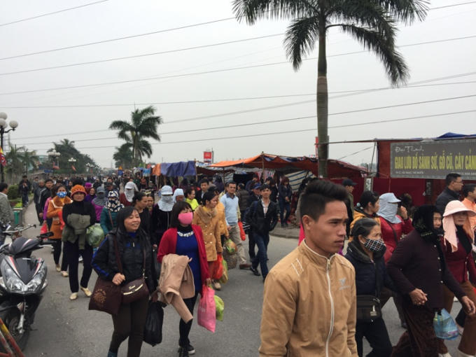 Dòng người tấp nập đổ về trung tâm tổ chức khai Ấn ngày một đông.