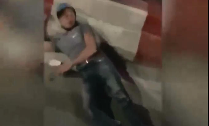 Nhiều người bị thương nằm gục ngay bên đường. (Ảnh: Cắt từ clip)