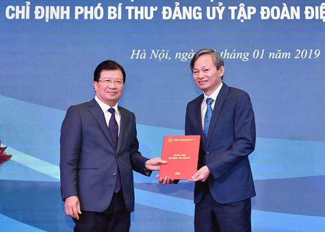 Phó Thủ tướng Trịnh Đình Dũng trao Quyết định bổ nhiệm Thành viên HĐTV Tập đoàn Điện lực Việt Nam cho ông Trần Đình Nhân. (Ảnh: VGP/Nhật Bắc)