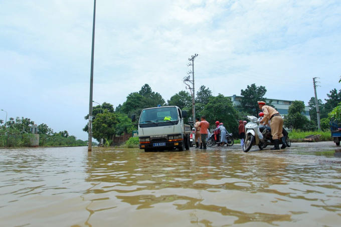 Hàng trăm lượt phương tiện được lực lượng CSGT Hà Nội "ứng cứu" qua đoạn ngập.