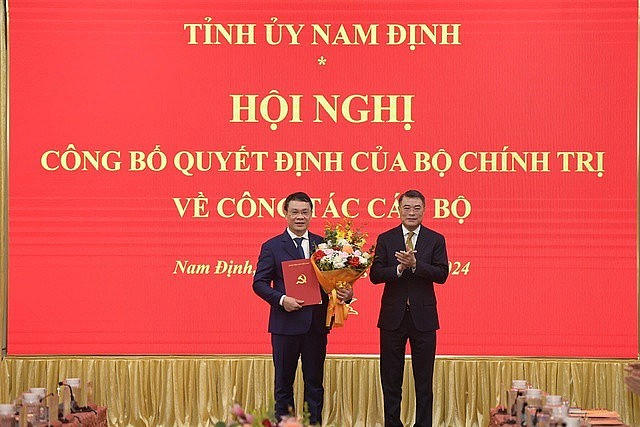Đồng chí Trưởng Ban Tổ chức Trung ương Lê Minh Hưng trao Quyết định của Bộ Chính trị cho đồng chí Đặng Khánh Toàn.