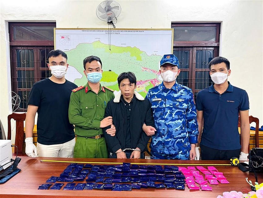 Đối tượng Đinh Văn Hùng cùng tang số ma tuý tổng hợp thu giữ.