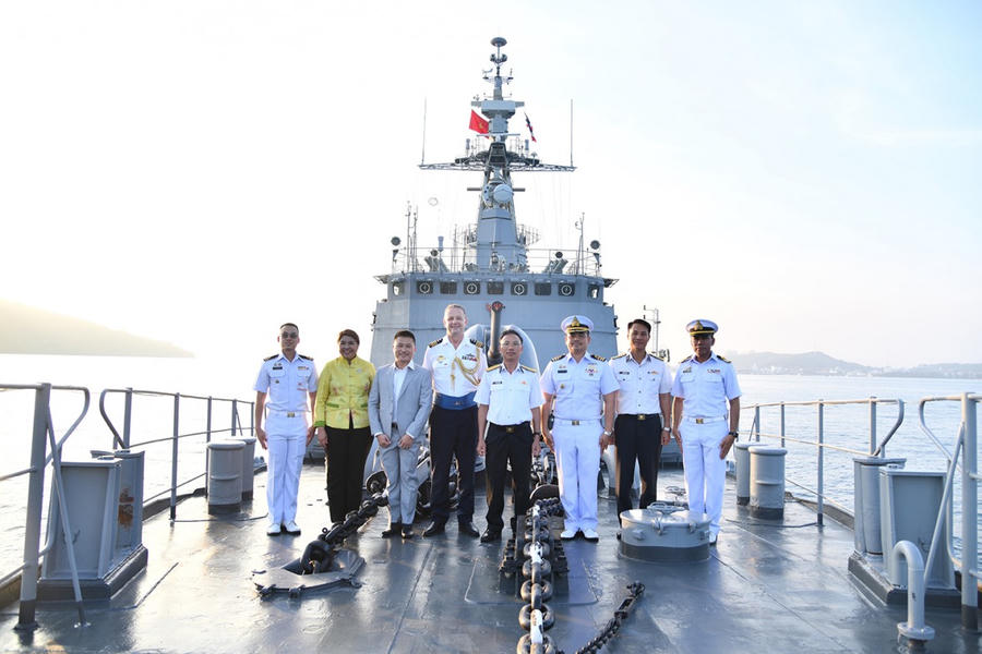 Các đại biểu chụp ảnh lưu niệm trên Tàu FFG-421