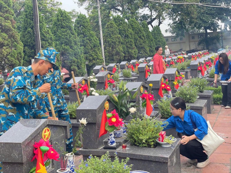 Đoàn Thanh niên phường Tây Tựu (Hà Nội) tổ chức hoạt động tổng dọn vệ sinh khu vực Đài bia tưởng niệm các Anh hùng Liệt sĩ . (Ảnh: Fange Đoàn TNCS Hồ Chí Minh phường Tây Tựu).