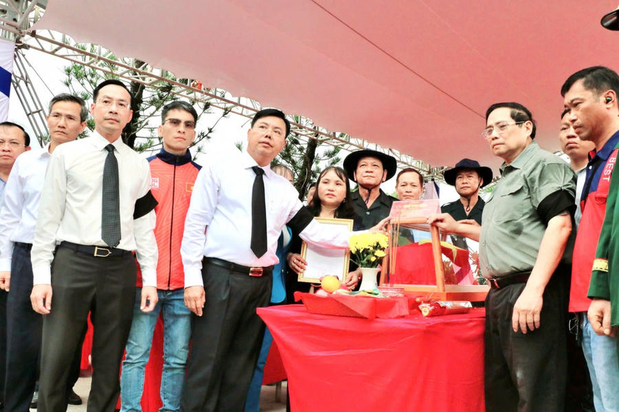 Thủ tướng Phạm Minh Chính chia sẻ với gia đình liệt sĩ Ngô Văn Liên tại Lễ truy điệu và an táng hài cốt liệt sĩ tại Nghĩa trang liệt sĩ Dốc Bà Đắc (Ảnh: Khánh Thùy)