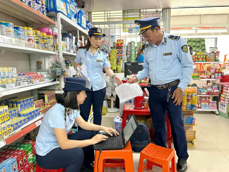 Cục Quản lý thị trường Cà Mau tăng cường thanh tra, kiểm tra, đánh giá chất lượng hàng hóa, dịch vụ tiêu dùng (Ảnh: Cục Quản lý thị trường Cà Mau).