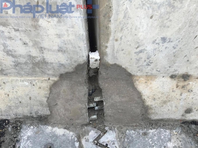 Hầu hết những vết nứt, hư hỏng đã được nhà thầu gấp rút sửa chữa, chắp vá nhưng tương đối lộ liễu.