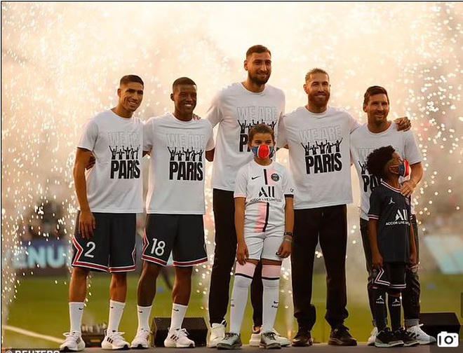 5 tân binh của PSG đã có màn ra mắt hoành tráng tại sân Công viên các hoàng tử trước sự chứng kiến của hơn 50.000 khán giả trên sân.