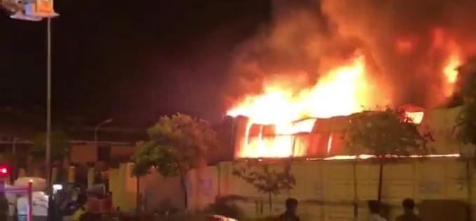 Ngọn lửa bùng phát nhanh lan sang, bao trùm cả khu chợ.