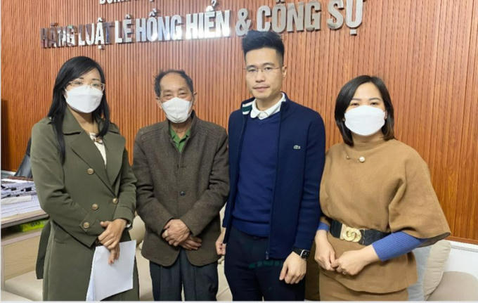 Ông Chức và LS Hiển cùng cộng sự.