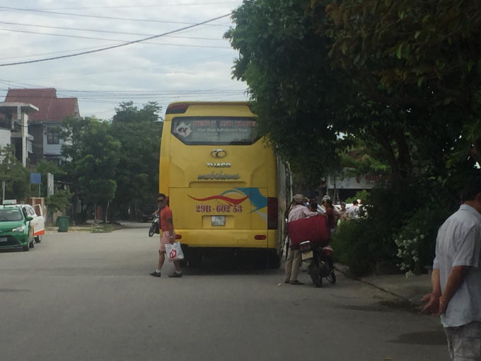 Chiếc xe đang trả khách...