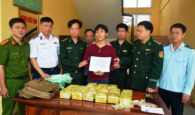 Đối tượng người Lào Thạo Cu Mùa (Lào) cùng các tang vật.