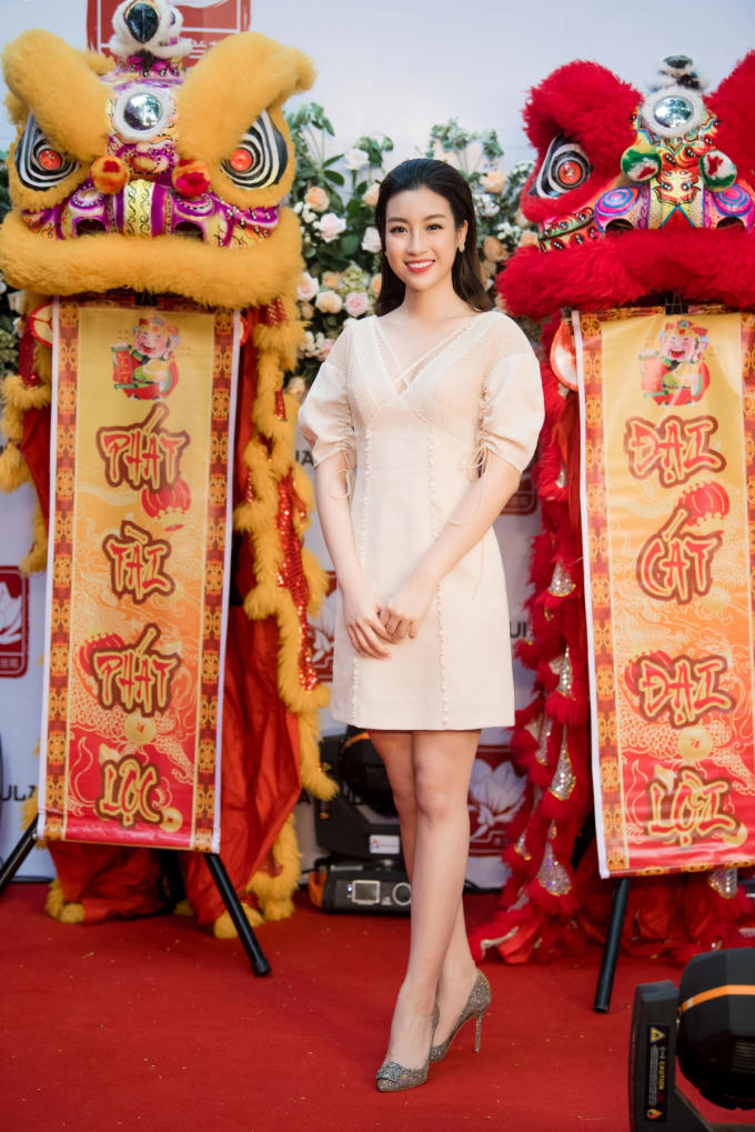 Hoa hậu Đỗ Mỹ Linh sớm có mặt tại buổi tiệc khai trương để chúc mừng đàn anh. Mỹ Linh bày tỏ sự thích thú khi trải nghiệm ẩm thực Trung Quốc ngay tại Việt Nam.