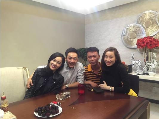 Hạ Vi và Cường đô la bên cạnh bạn thân của mình. Ảnh: Facebook.