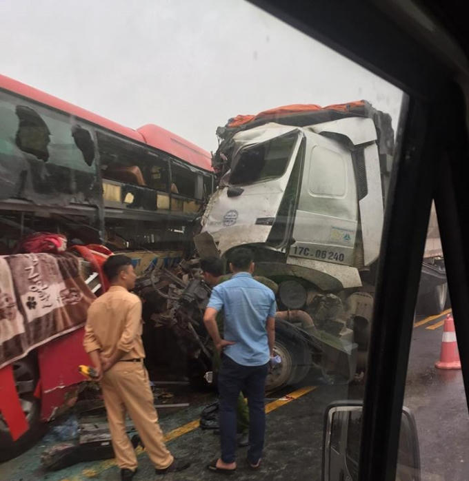 Xe khách đấu đầu xe tải khiến 8 người bị thường vào viện cấp cứu. (Ảnh: Otofun).