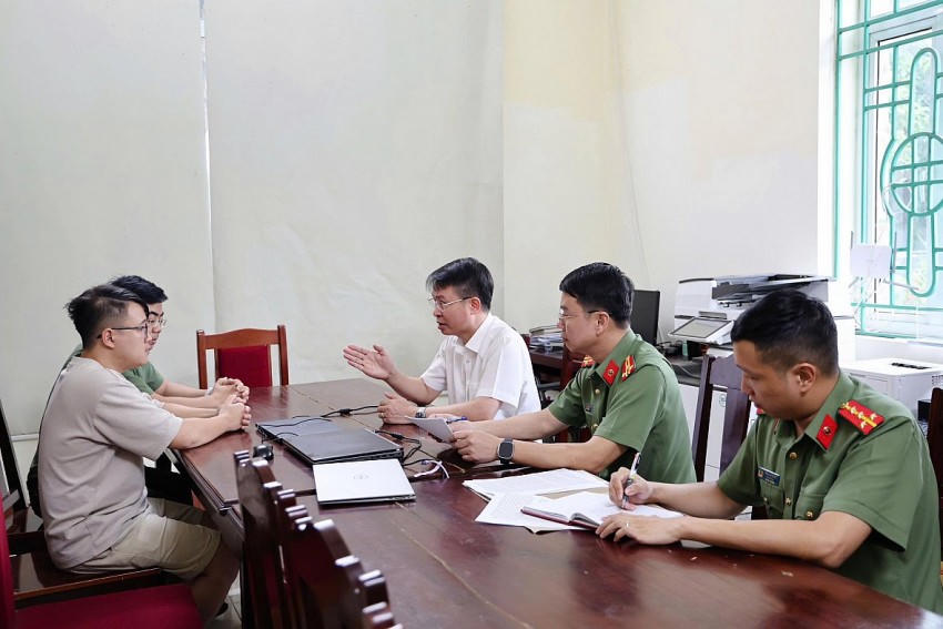 Thiếu tướng Nguyễn Minh Tuấn - Giám đốc Công an tỉnh Phú Thọ (áo trắng) trực tiếp lấy lời khai các bị can trong vụ án - Ảnh: Công an tỉnh Phú Thọ