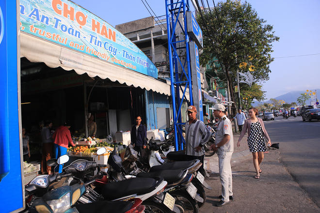 Khu vực trước cửa chợ Hàn, nhiều tiểu thương dựng kín xe máy, đã được quy tắc đô thị nhắc nhở.