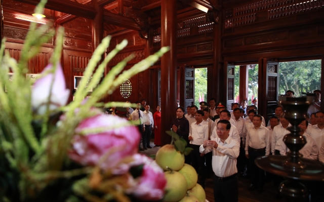 Chủ tịch nước Võ Văn Thưởng dâng hương tưởng niệm Chủ tịch Hồ Chí Minh nhân dịp kỷ niệm 65 năm ngày Bác Hồ lên thăm Lào Cai
