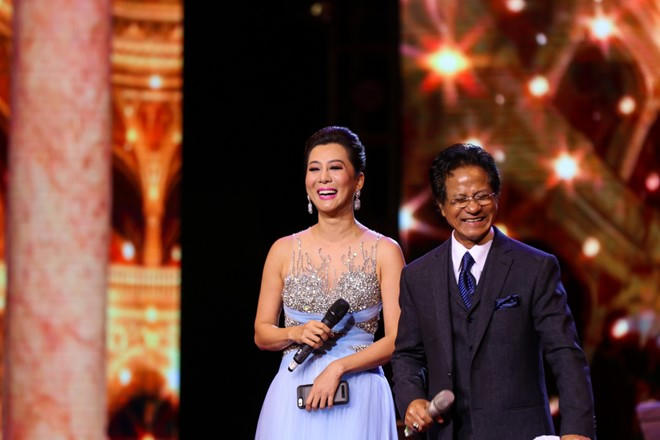 Danh ca Chế Linh luôn chọn Kỳ Duyên làm MC hầu hết liveshow của mình tại Việt Nam.