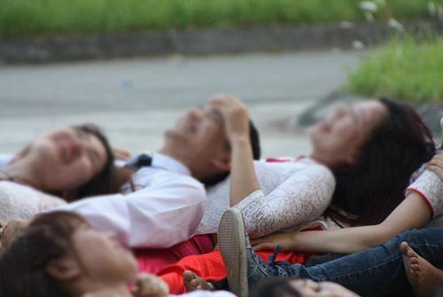 Sinh viên nam nằm gối đầu lên ngực sinh viên nữ.