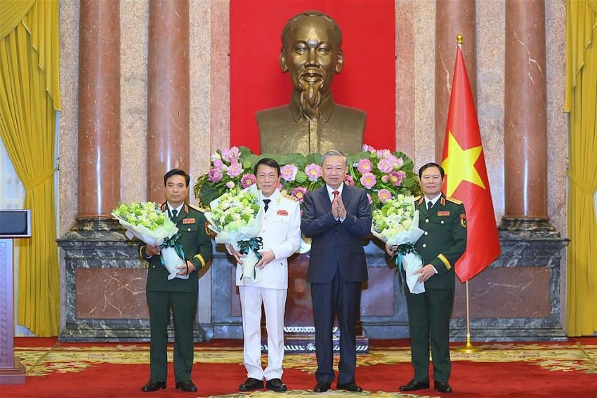 Tổng Bí thư, Chủ tịch nước Tô Lâm chúc mừng các đồng chí được thăng cấp bậc hàm, thăng quân hàm Đại tướng, Thượng tướng.
