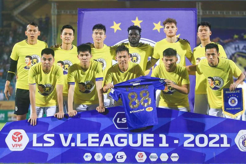  Cầu thủ CLB Hà Nội mặc áo có hình ảnh Hùng Dũng trước trận đấu