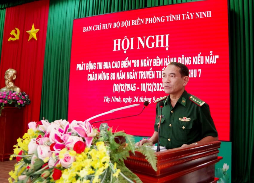 Đại tá Vũ Minh Tùng - Phó Chính ủy Ban Chỉ huy BĐBP tỉnh quán triệt các nội dung, chỉ tiêu thi đua. Ảnh: Luận Quân