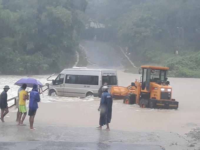 Cứu hộ xe ô tô 16 chỗ bị kẹt tại đập Bai Mường (xã Thành Mỹ, huyện Thạch Thành).