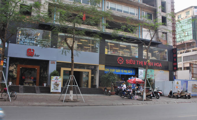 Dù mới xây thô 14 tầng nổi, nhưng chủ đầu tư lại tiến hành cải tạo cho thuê mặt bằng tầng 1 làm siêu thị, cửa hàng ăn.