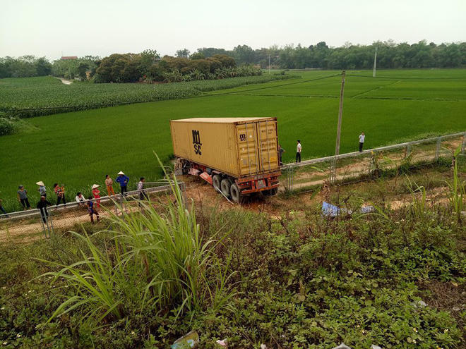 Sau khi tông vào xe biển xanh, xe container bị lao xuống ruộng. (Ảnh: FB)