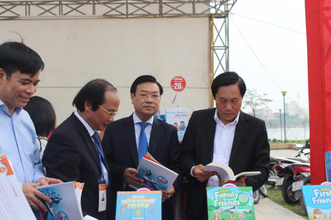 Sau lễ khai mạc, lãnh đạo tỉnh cùng các sở ban ngành đi thăm các gian hàng sách được trưng bày.