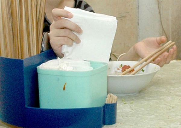 Sử dụng giấy ăn kém chất lượng tiềm ẩn nhiều nguy cơ gây bệnh. (Ảnh minh họa)