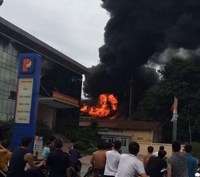 Nhiều người phát hoảng trước sự việc xảy ra.