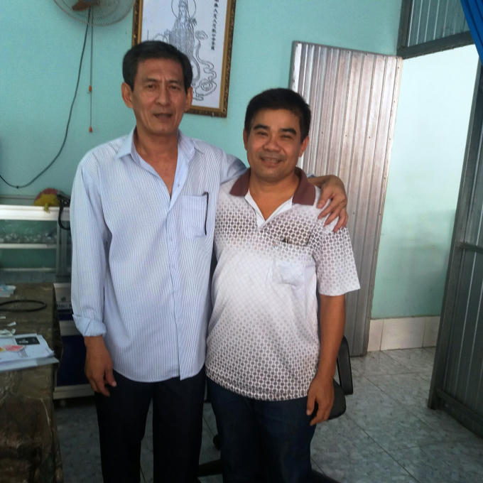 Bác sĩ Trịnh Sáng Lìl (bên trái) cùng bệnh nhân.